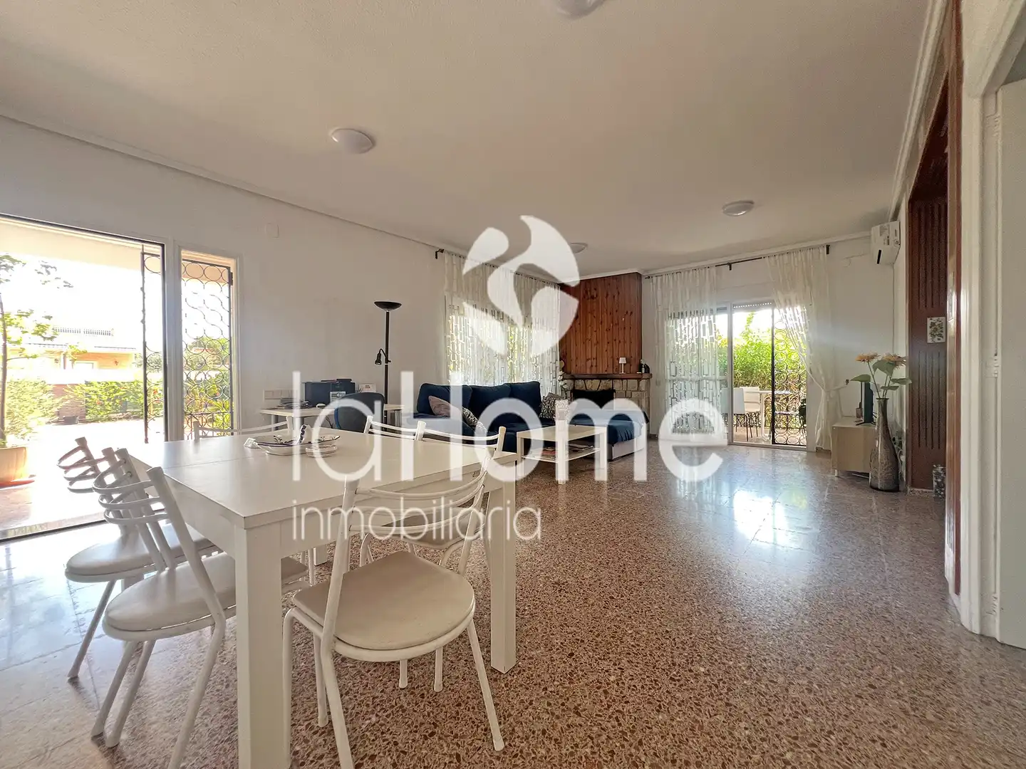 Sala d'estar de Casa o xalet en venda en Paterna amb Aire condicionat, Jardí privat i Terrassa
