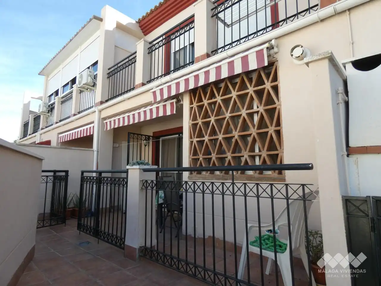 Außenansicht von Einfamilien-Reihenhaus zum Verkauf in Alhaurín de la Torre mit Klimaanlage, Terrasse und Abstellraum