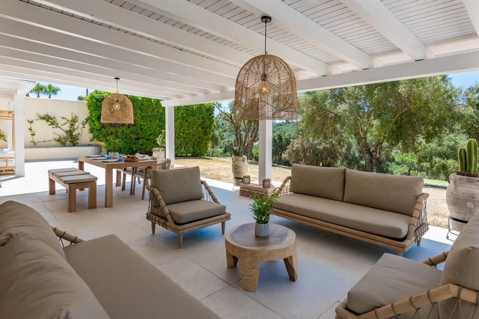 Terrasse von Erdgeschoss zum Verkauf in Sotogrande mit Klimaanlage, Privatgarten und Terrasse