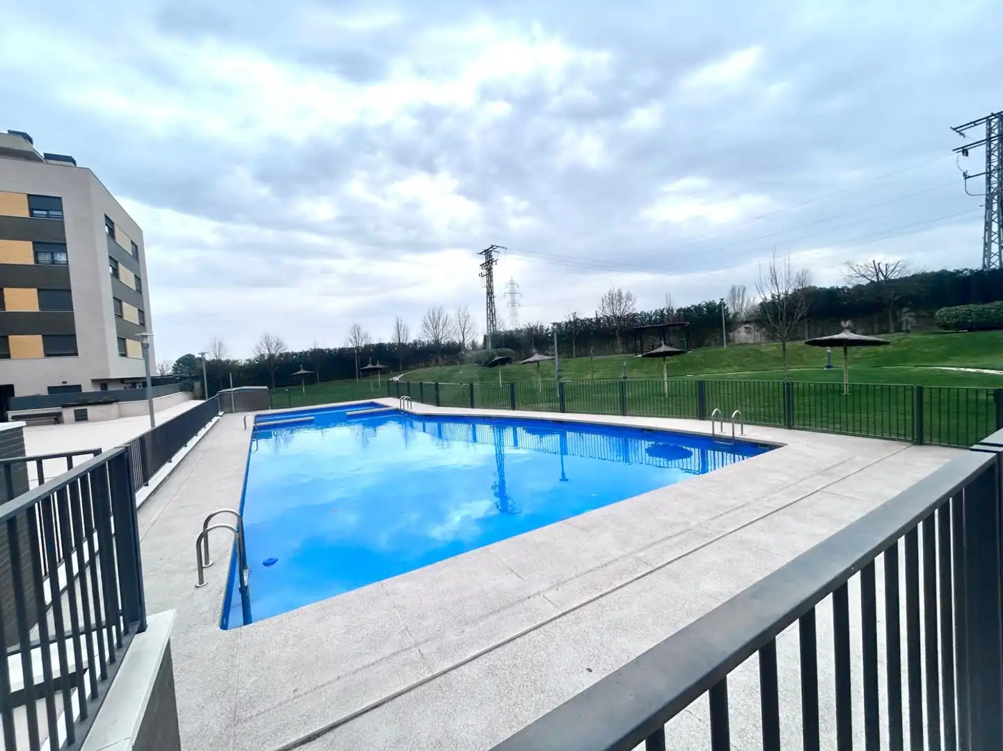 Piscina de Piso en venta en Lardero con Calefacción, Jardín privado y Parquet