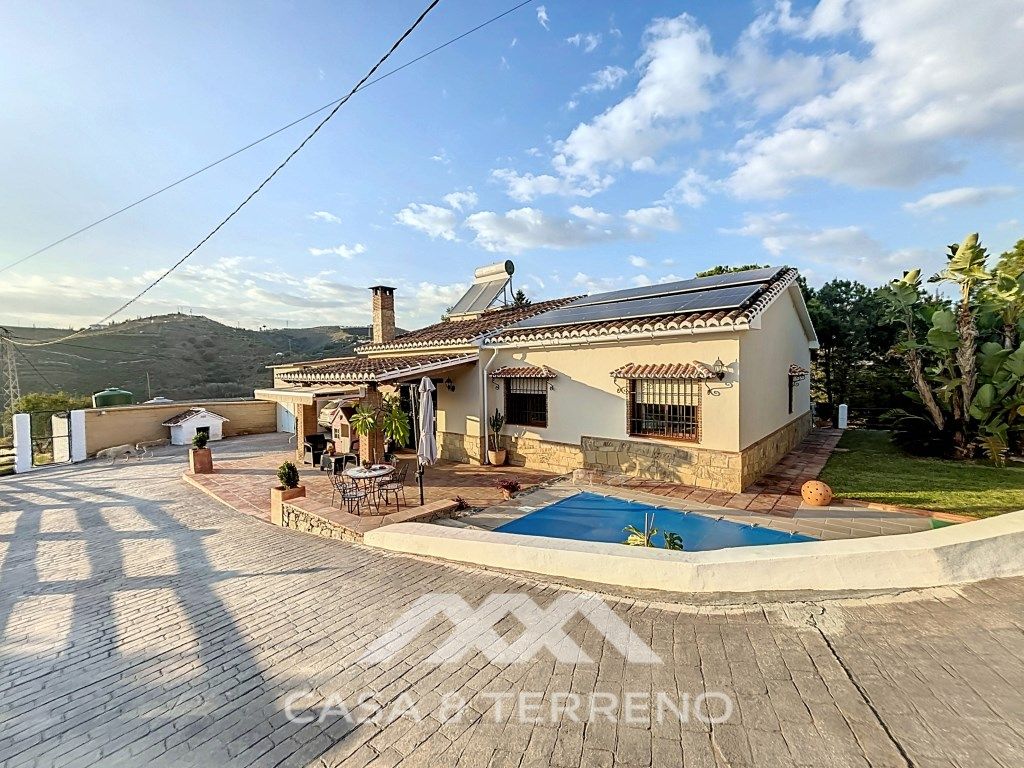 Vista exterior de Casa o xalet en venda en Torrox amb Jardí privat, Terrassa i Traster