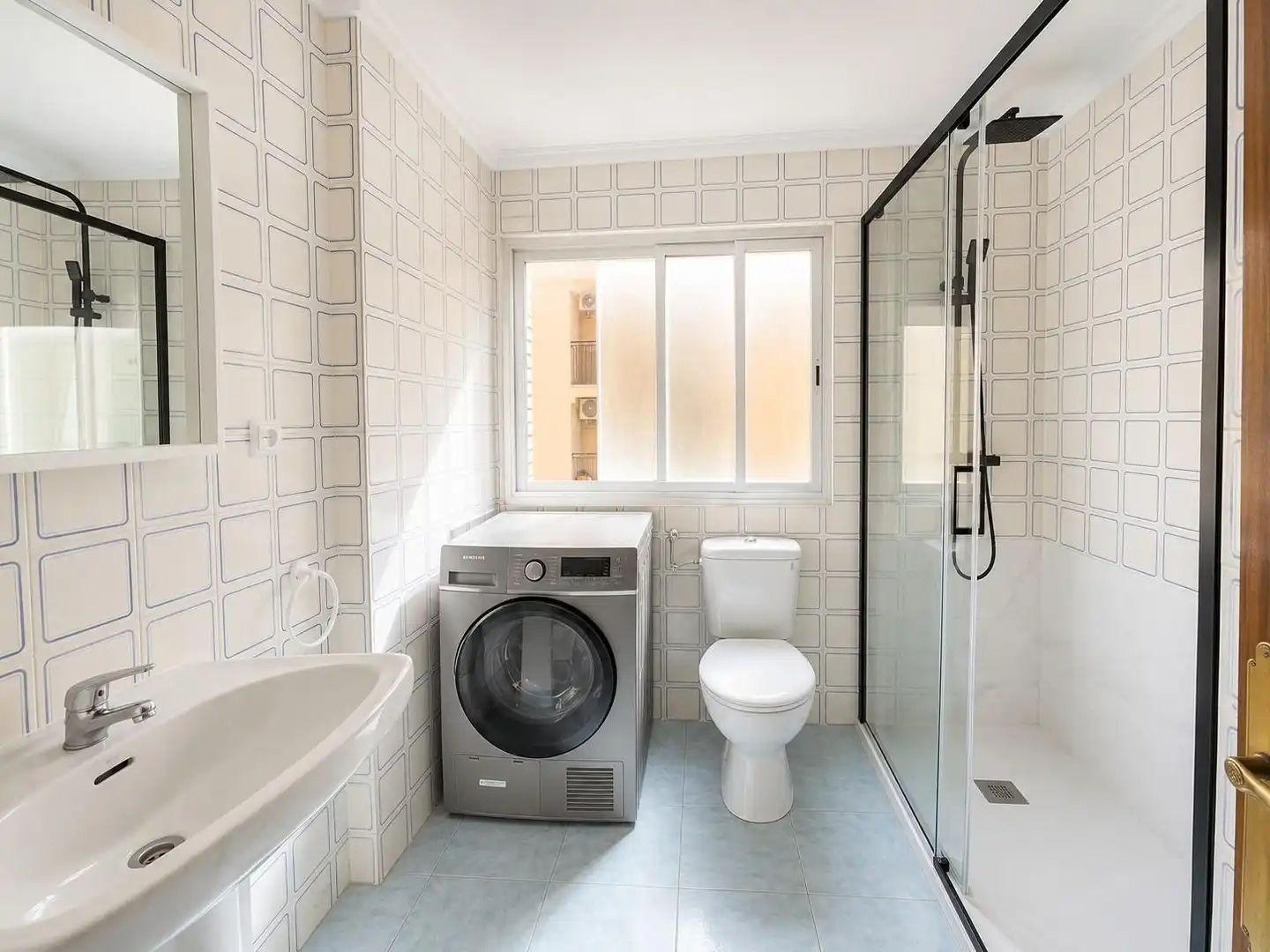 Bathroom of Flat for sale in Valencia  with Air Conditioner, Terrace and Furnished