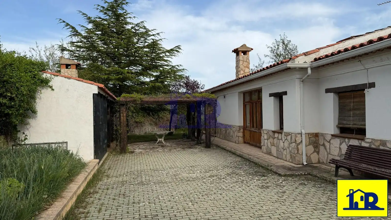 Vista exterior de Casa o xalet en venda en Villalba de la Sierra amb Calefacció, Traster i Piscina
