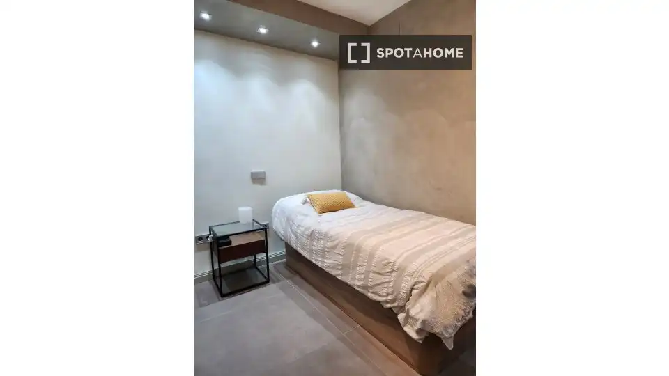 Bedroom of Flat for share in Madrid  with Air Conditioner, Heating and Furnished