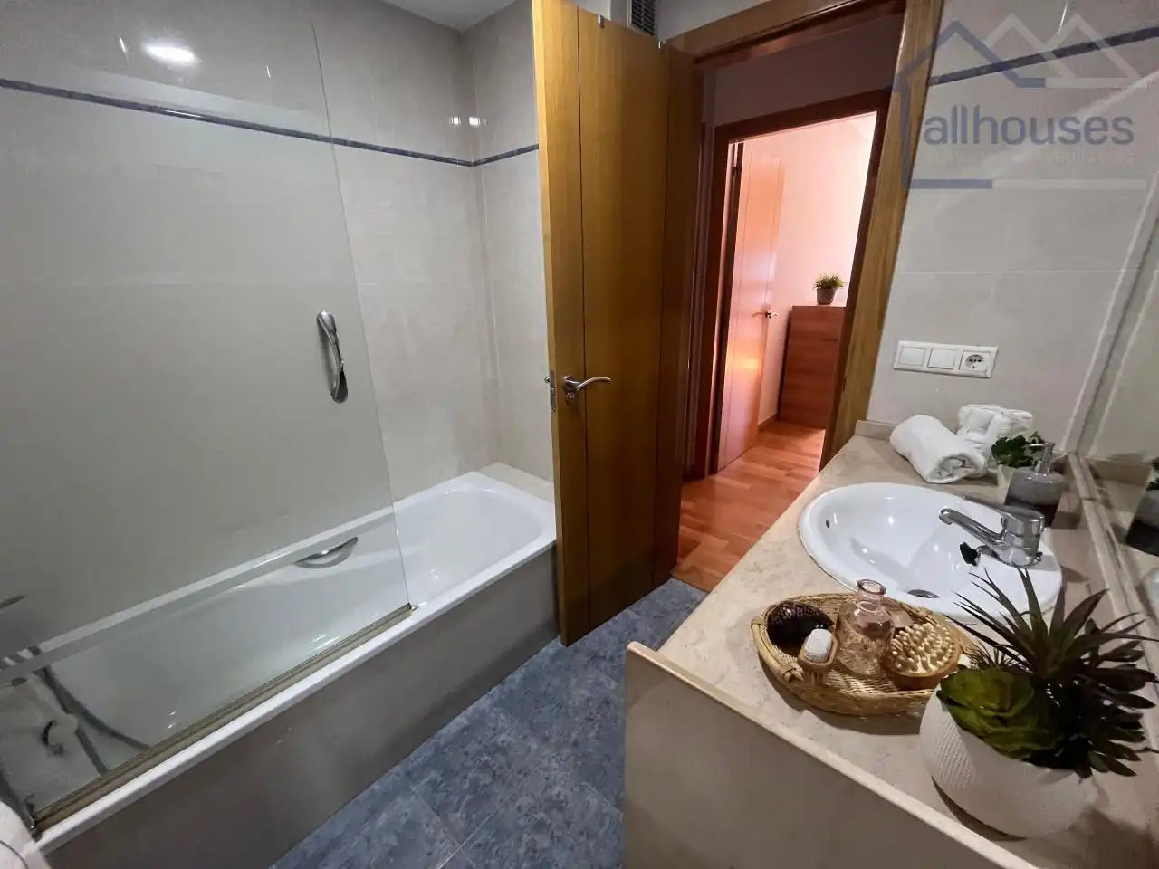 Baño de Apartamento en venta en Vigo  con Calefacción, Piscina y Amueblado