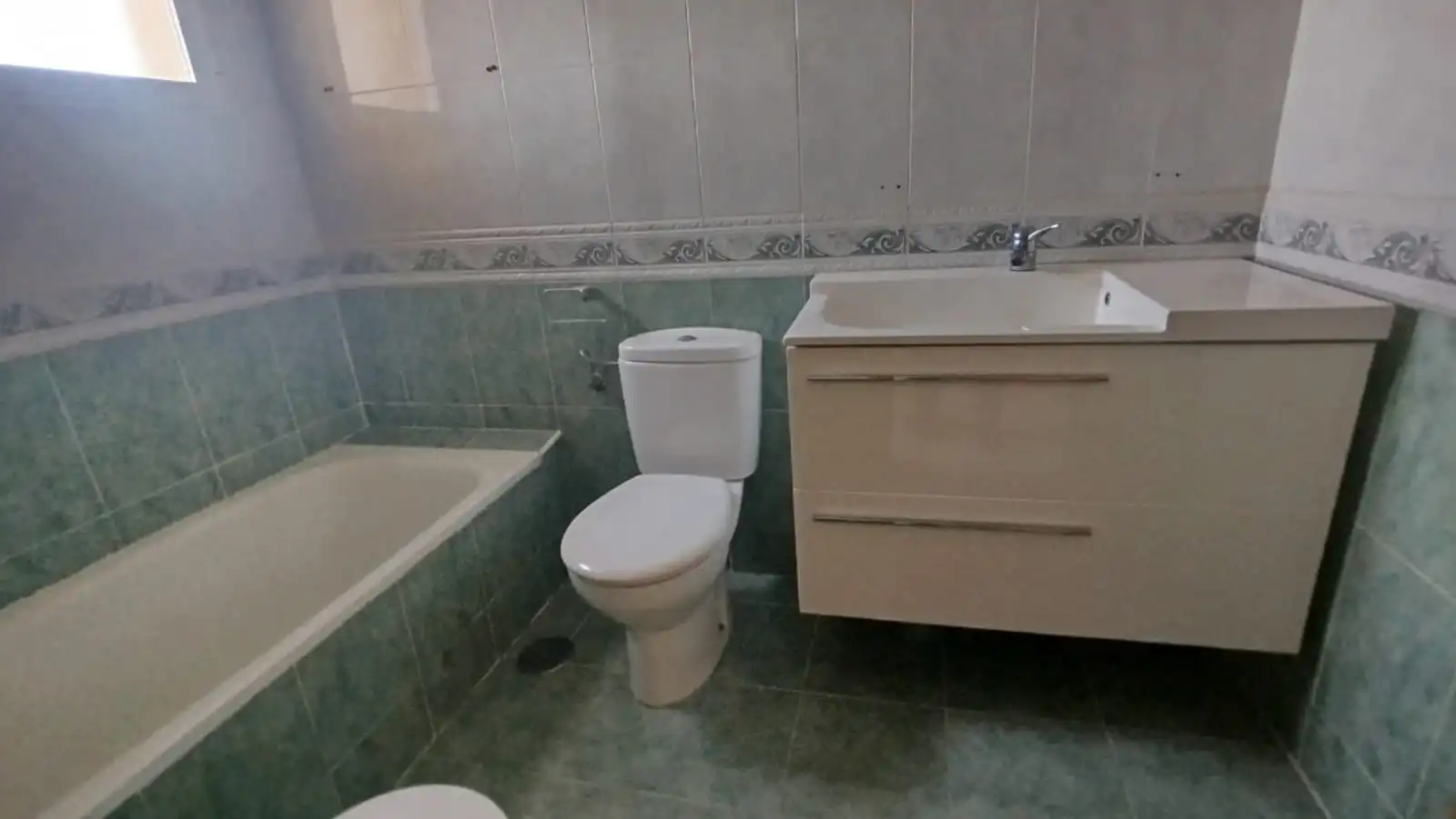 Bany de Casa adosada en venda en Uceda amb Calefacció, Jardí privat i Parquet