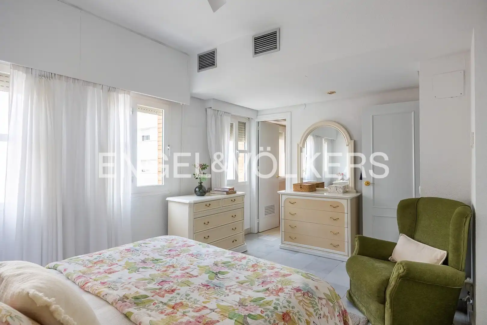 Bedroom of Houses for sale in Sevilla  with Air Conditioner, Heating and Private garden