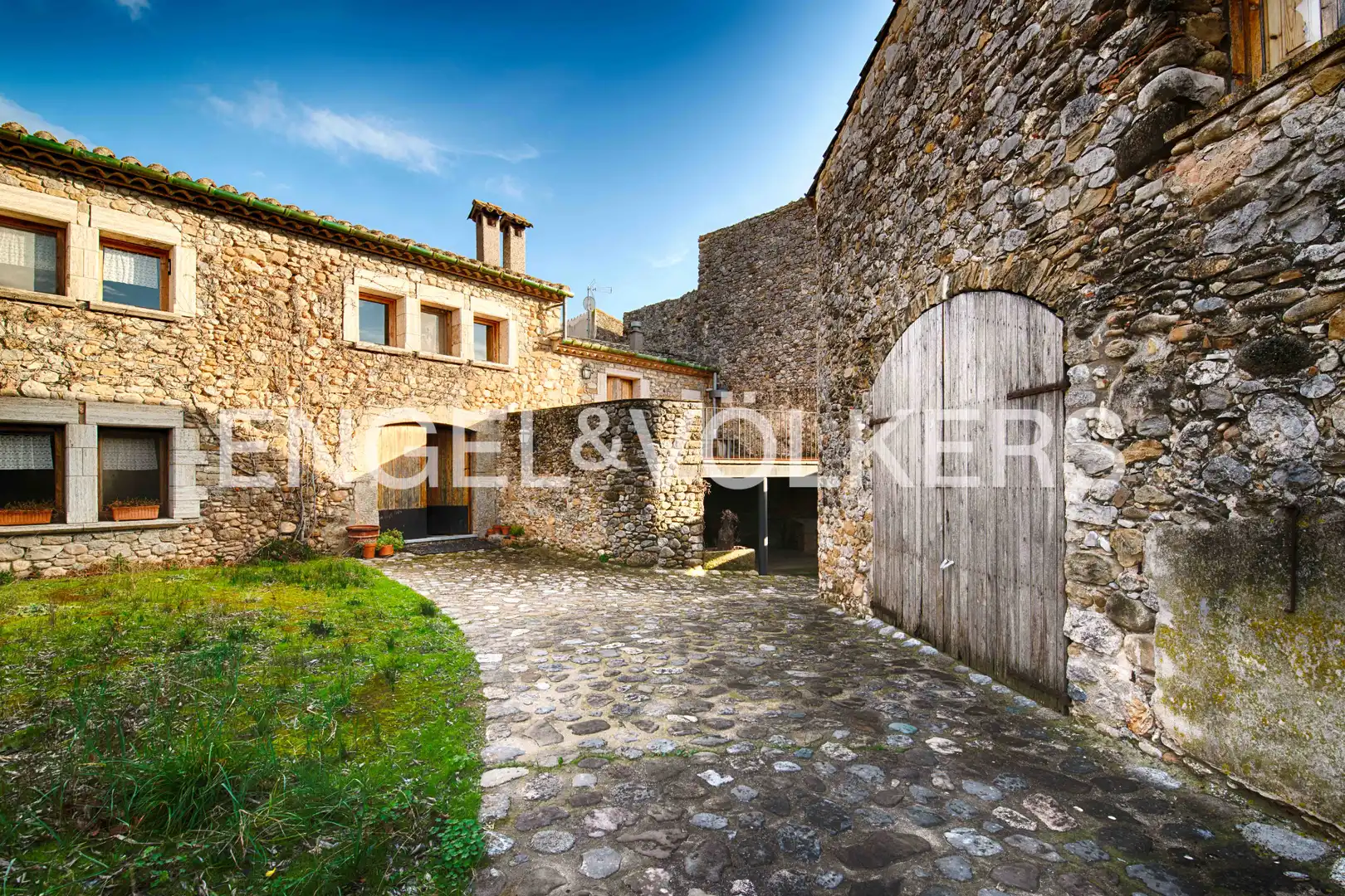 Vista exterior de Casa adosada en venta en Cabanelles con Calefacción, Jardín privado y Terraza
