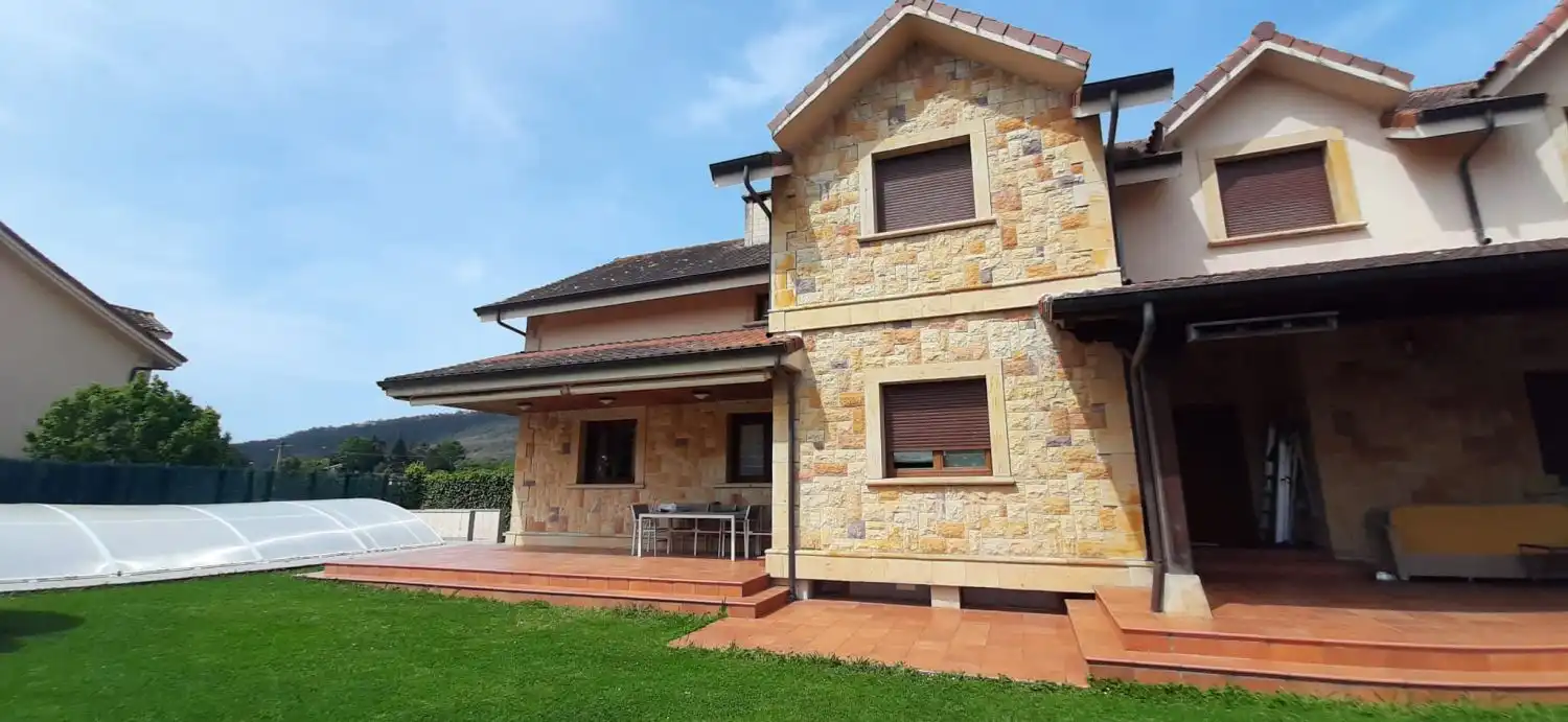 Vista exterior de Casa o xalet en venda en Argoños  amb Calefacció