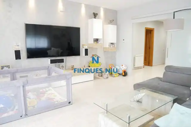Villa con piscina in vendita a Avinguda Arbres, imagen 7