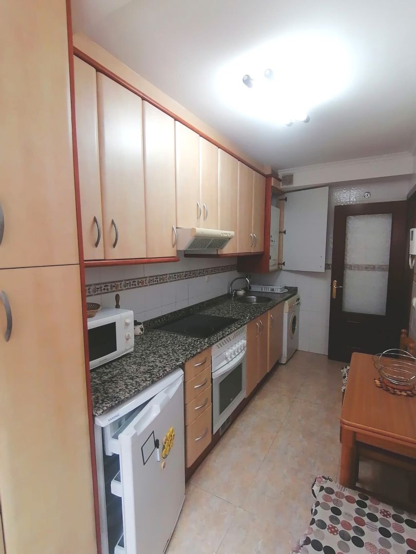 Cuina de Apartament en venda en Gijón  amb Calefacció, Parquet i Traster