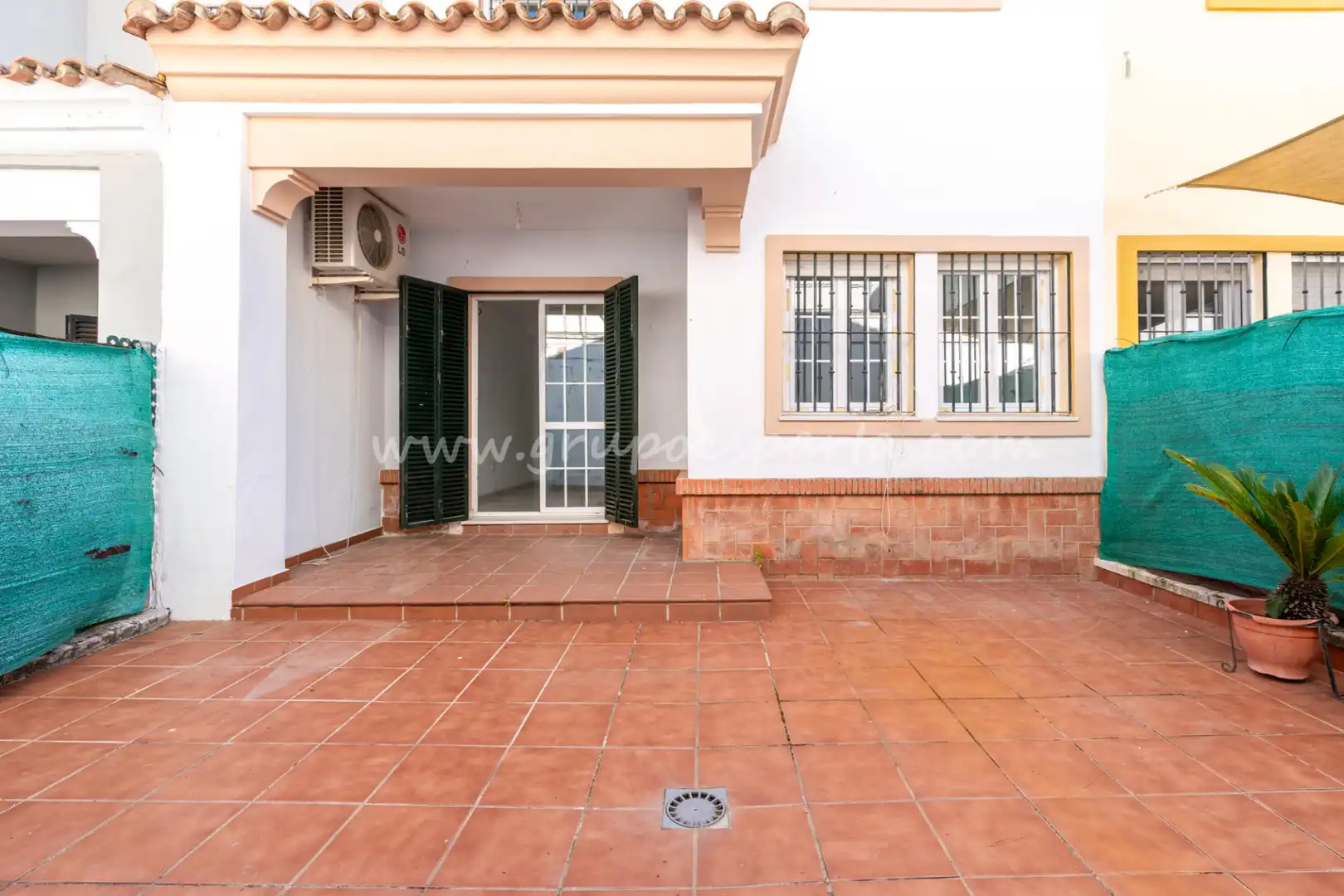Detached homes for sale in Espartinas  with Air Conditioner, Heating and Oven