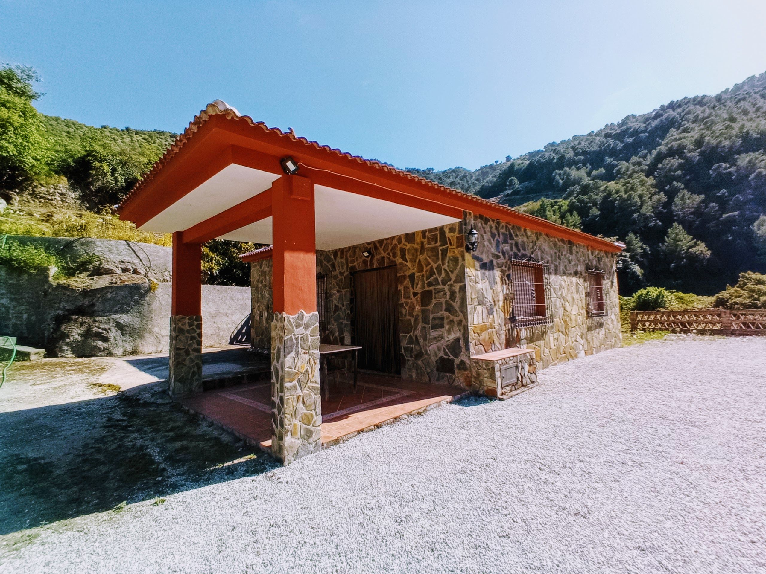 Vista exterior de Casa o xalet en venda en Yunquera amb Jardí privat, Traster i Piscina