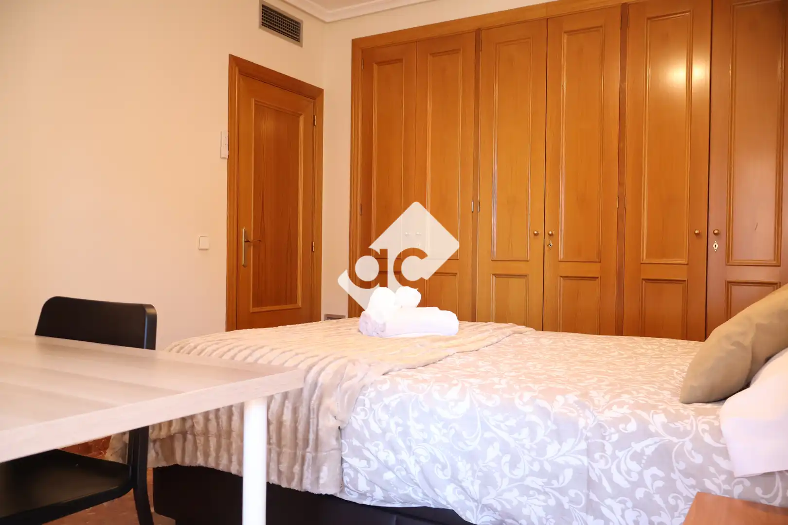 Habitación de Apartamento de alquiler en Valencia con Aire acondicionado, Calefacción y Amueblado