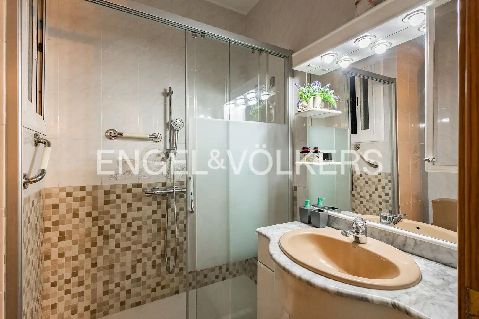 Bathroom of Flat for sale in Barcelona  with Air Conditioner, Heating and Balcony