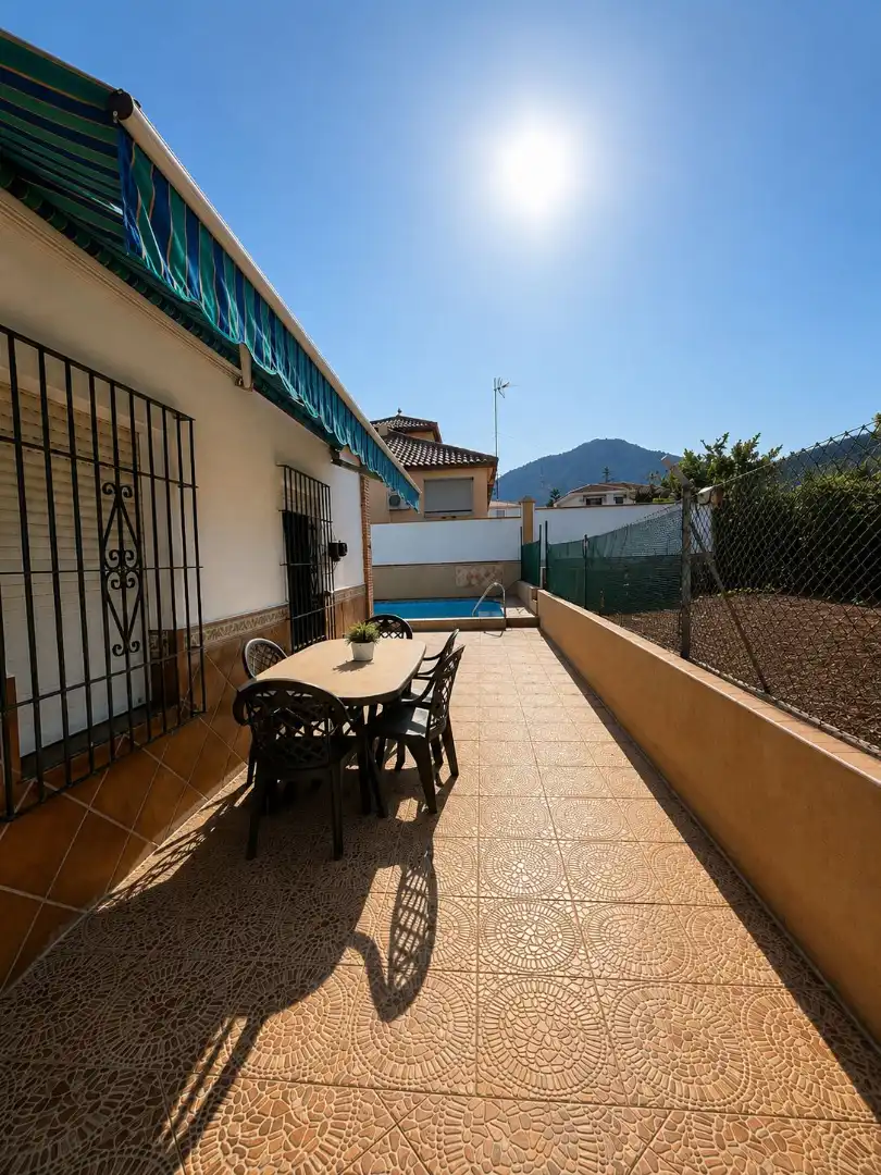 Vista exterior de Casa o chalet en venta en Alhaurín de la Torre con Aire acondicionado, Jardín privado y Terraza