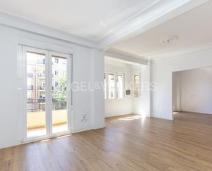 Sala d'estar de Apartament de lloguer en  Madrid Capital amb Aire condicionat, Terrassa i Balcó