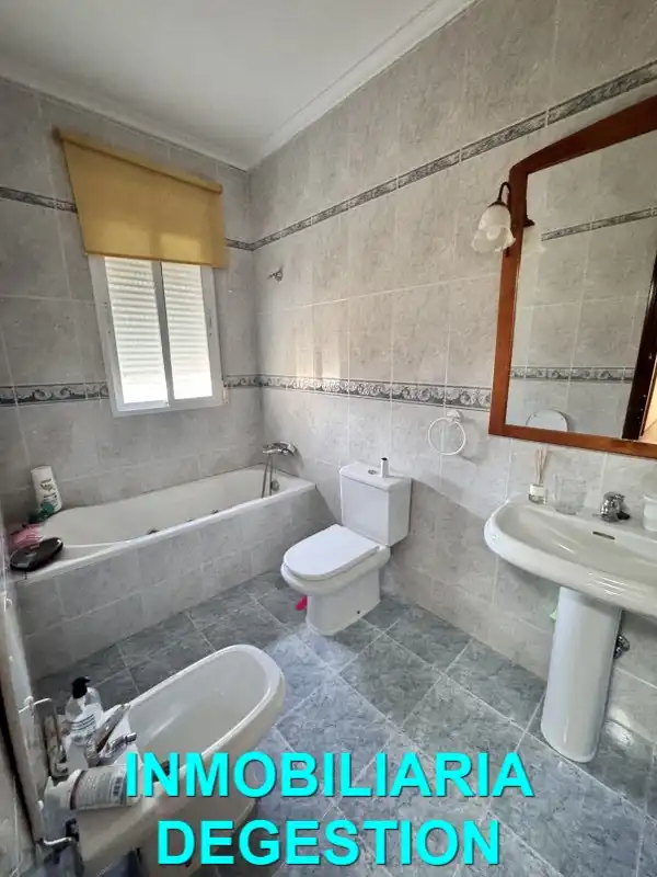 Bany de Casa o xalet en venda en Linares amb Aire condicionat, Jardí privat i Piscina