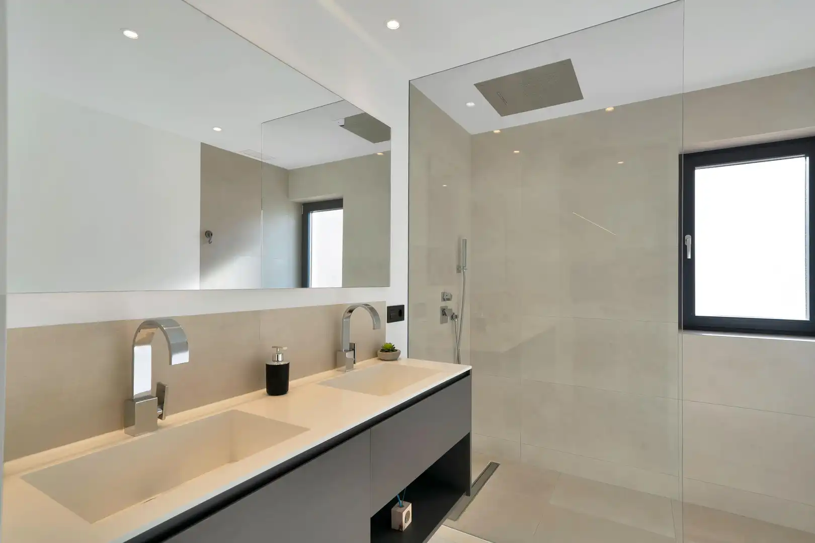 Badezimmer von Maisonette zum Verkauf in Marbella mit Klimaanlage und Heizung