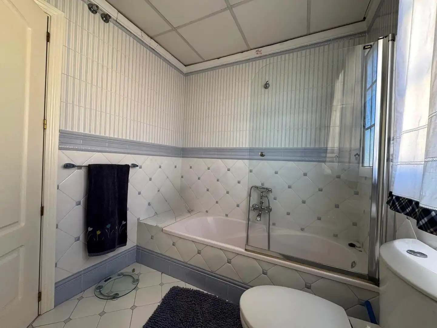Bany de Casa o xalet en venda en Badajoz amb Aire condicionat, Jardí privat i Terrassa