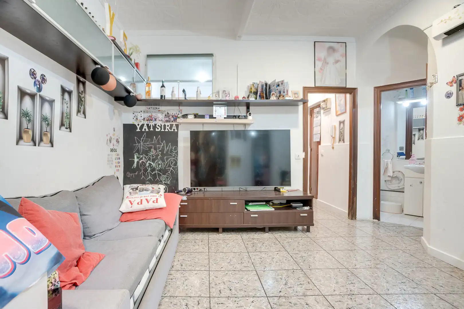 Sala d'estar de Local en venda en L'Hospitalet de Llobregat amb Moblat