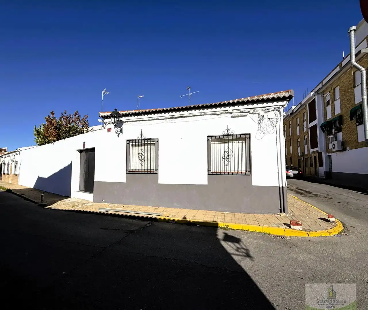 Vista exterior de Casa adosada en venda en Bollullos Par del Condado amb Aire condicionat, Calefacció i Traster