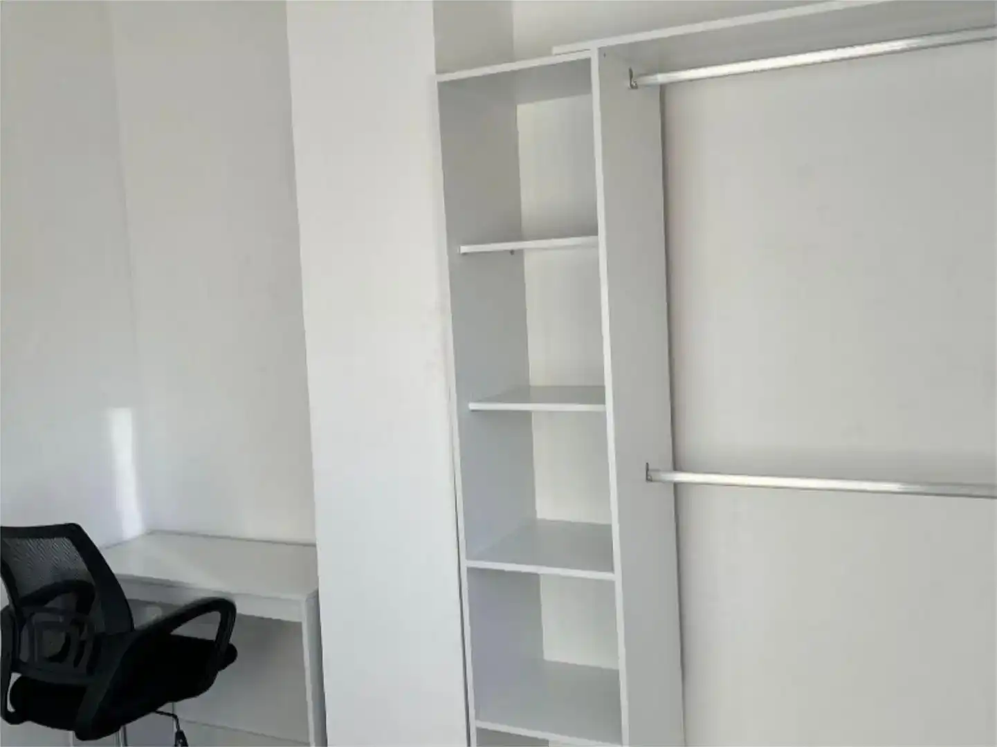 Schlafzimmer von Dachboden zur Miete in Madrid mit Klimaanlage und Möbliert