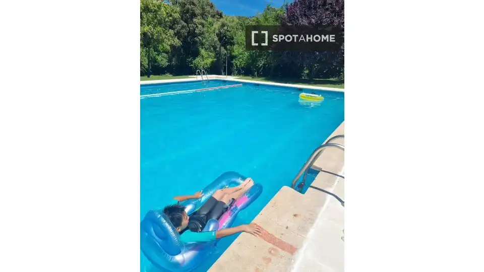 Schwimmbecken von Wohnung zur untervermieten in Las Rozas de Madrid mit Klimaanlage, Terrasse und Möbliert