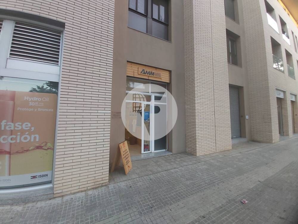 Vista exterior de Local en venda en Cornellà de Llobregat