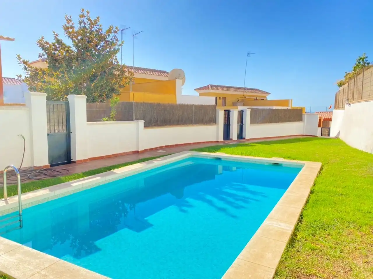 Piscina de Casa o chalet en venta en Torrox con Aire acondicionado, Calefacción y Jardín privado