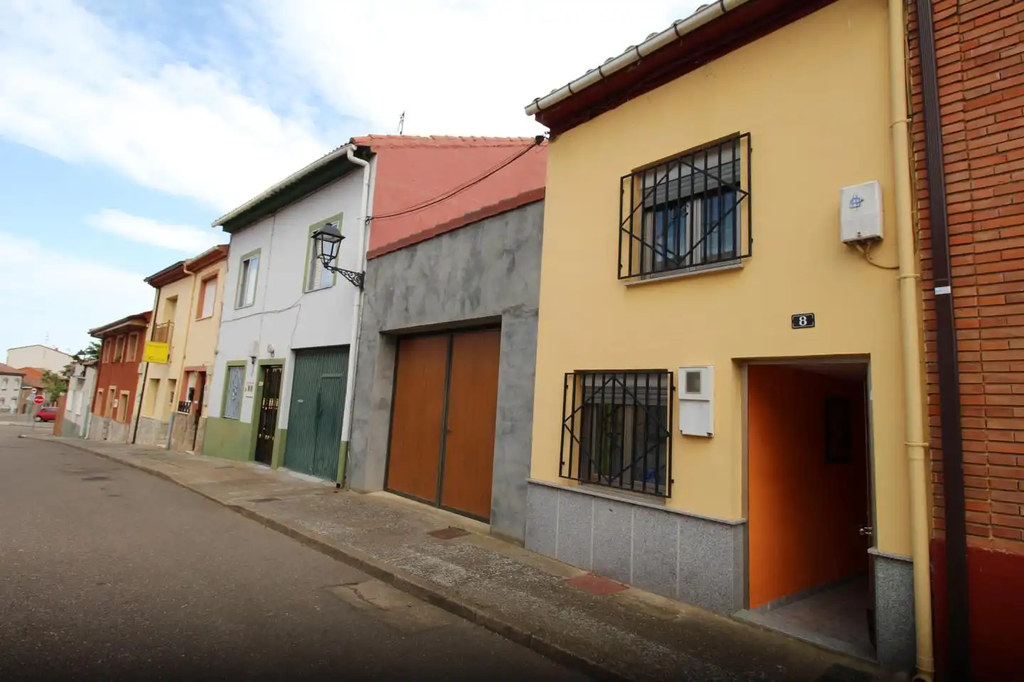 Vista exterior de Casa adosada en venda en Villamañán amb Moblat