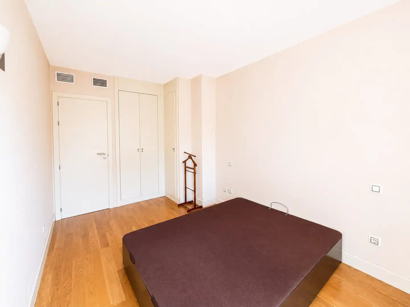 Bedroom of Flat for sale in Madrid  with Air Conditioner, Private garden and Storage room