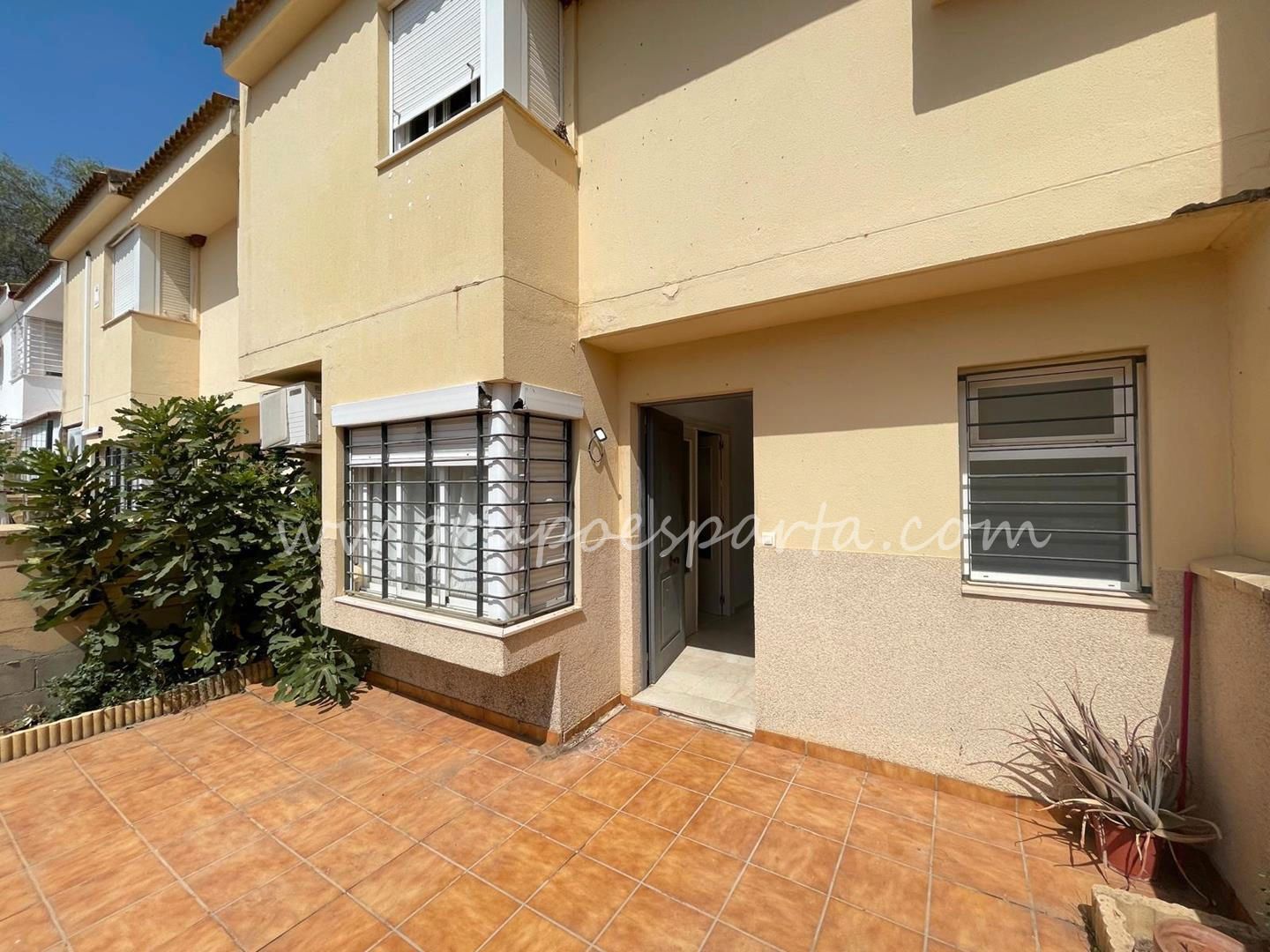 Vista exterior de Casa adosada en venta en Villanueva del Ariscal con Aire acondicionado y Piscina comunitaria