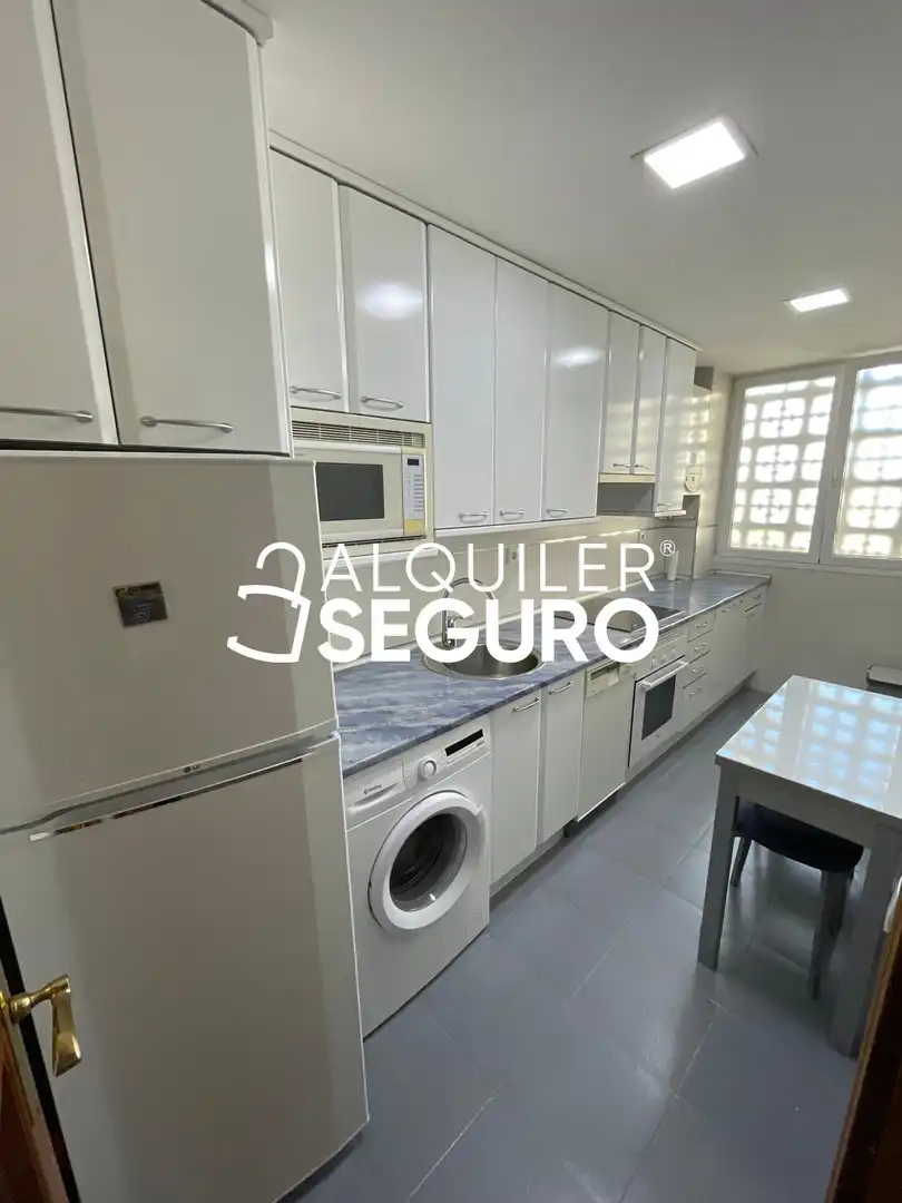 Cuina de Pis de lloguer en Madrid amb Calefacció, Terrassa i Moblat