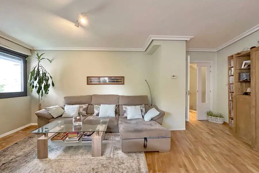Sala de estar de Dúplex en venta en Torrelodones con Calefacción, Parquet y Horno