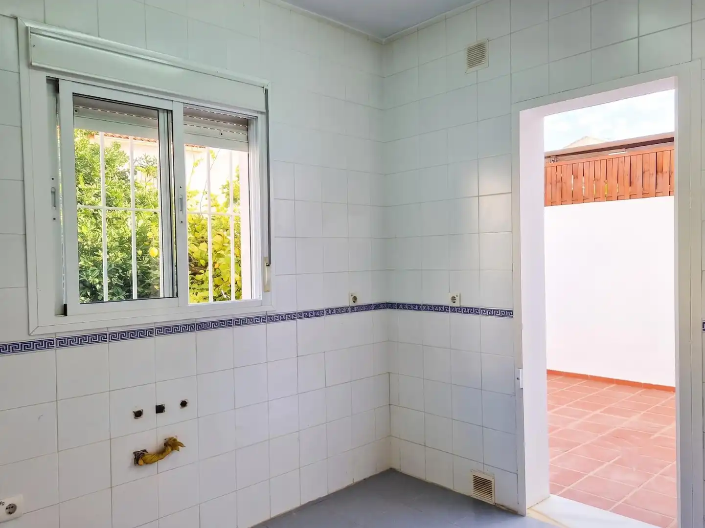 Bany de Casa adosada en venda en Umbrete amb Aire condicionat, Calefacció i Jardí privat