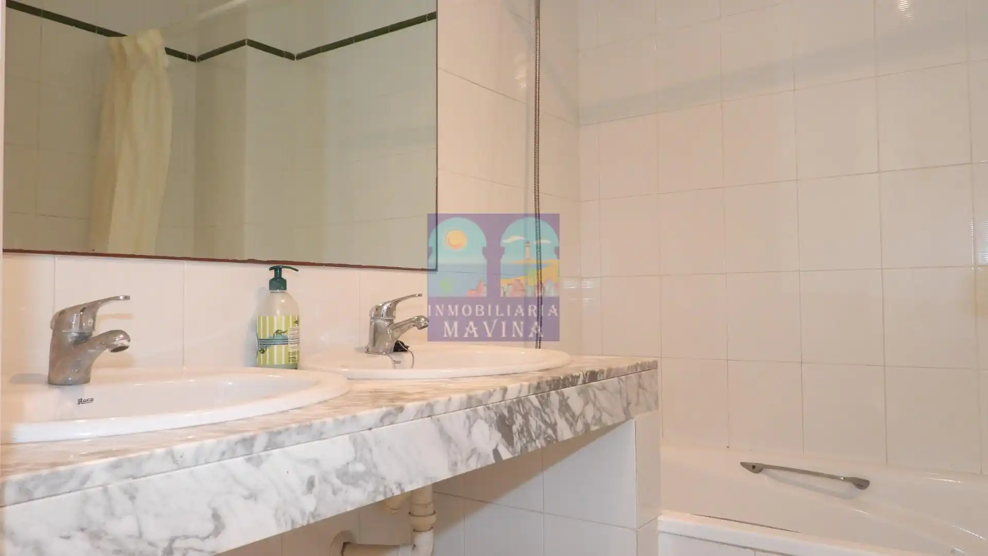 Badezimmer von Einfamilien-Reihenhaus zum Verkauf in La Manga del Mar Menor mit Heizung, Privatgarten und Terrasse