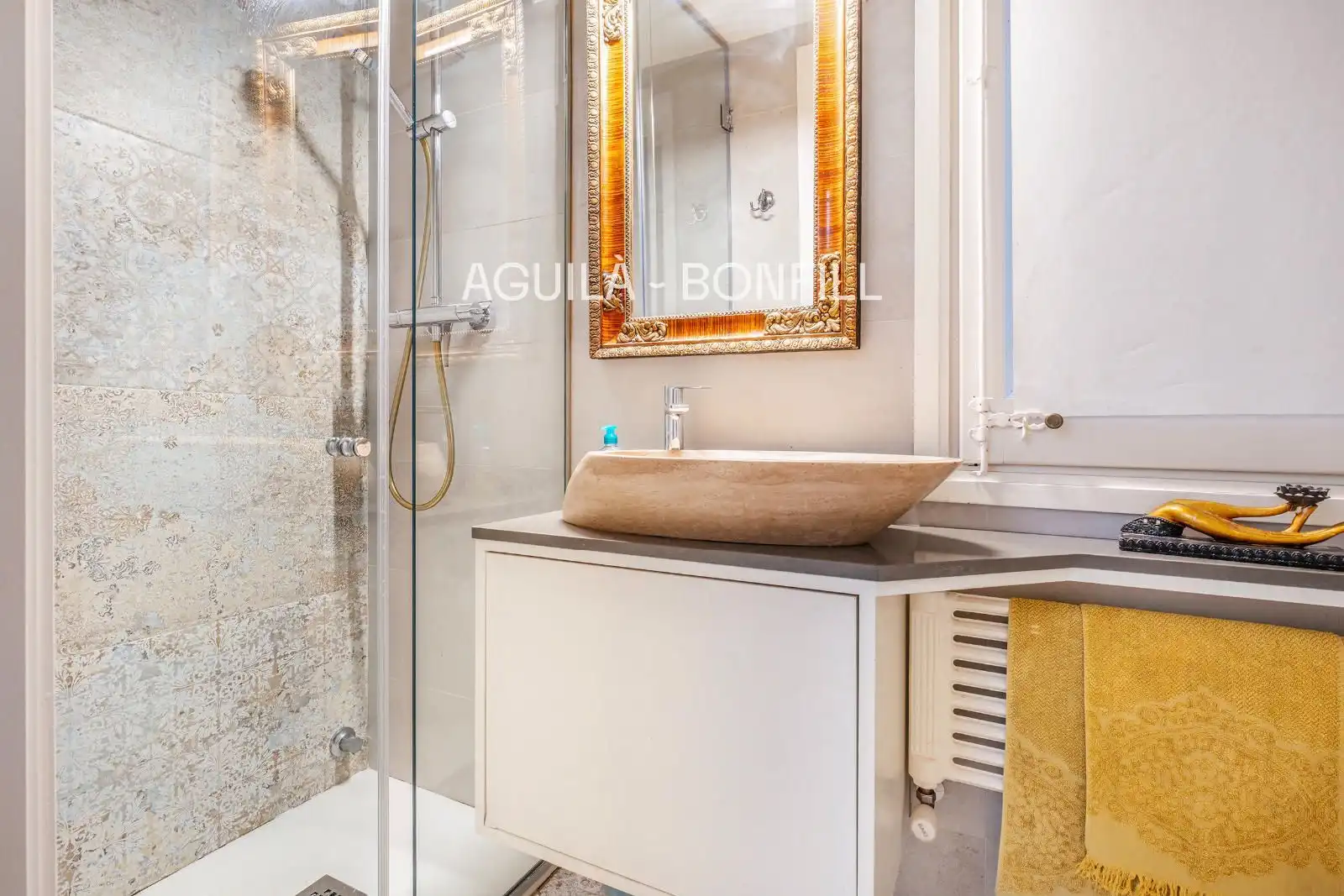 Badezimmer von Wohnung zum Verkauf in Barcelona mit Klimaanlage, Heizung und Parkett