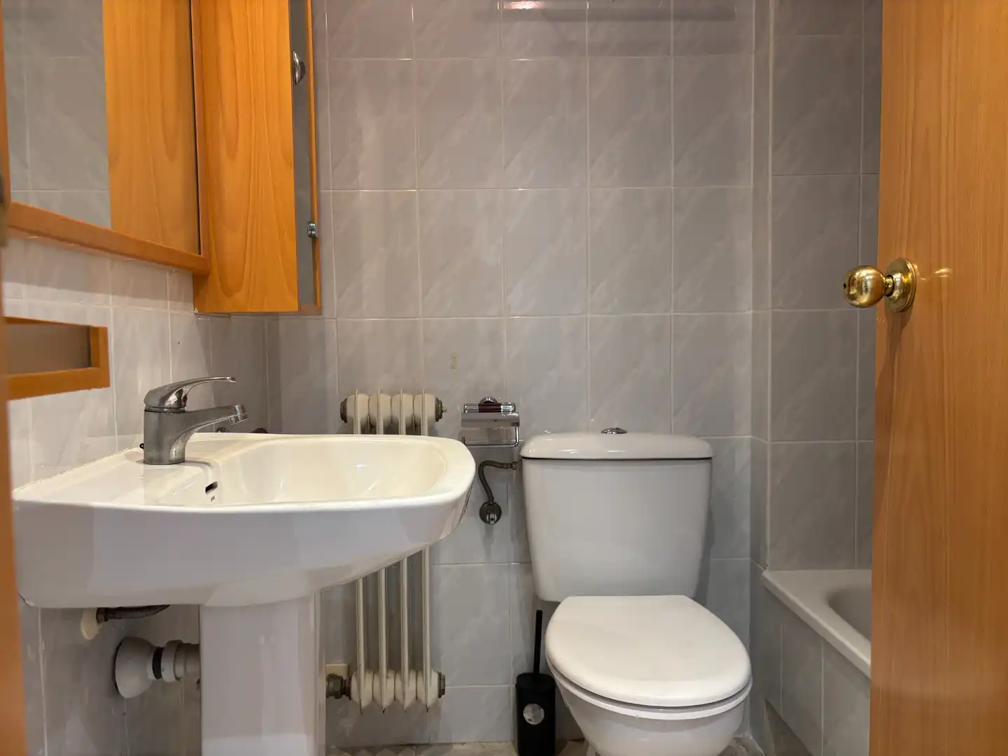 Badezimmer von Wohnung zum Verkauf in Girona mit Klimaanlage, Heizung und Balkon