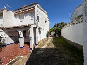 Semi-detached house with pool for sale in Calle Mar de Cristal