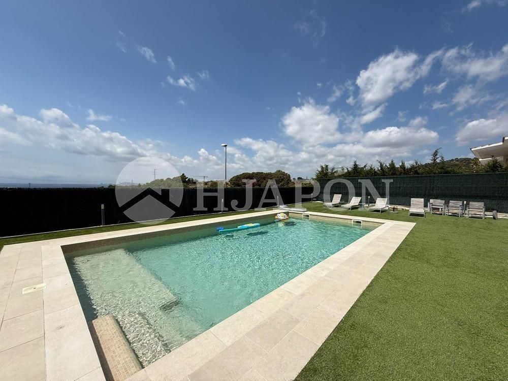 Swimming pool of House or chalet for sale in Alella  with Air Conditioner, Heating and Private garden