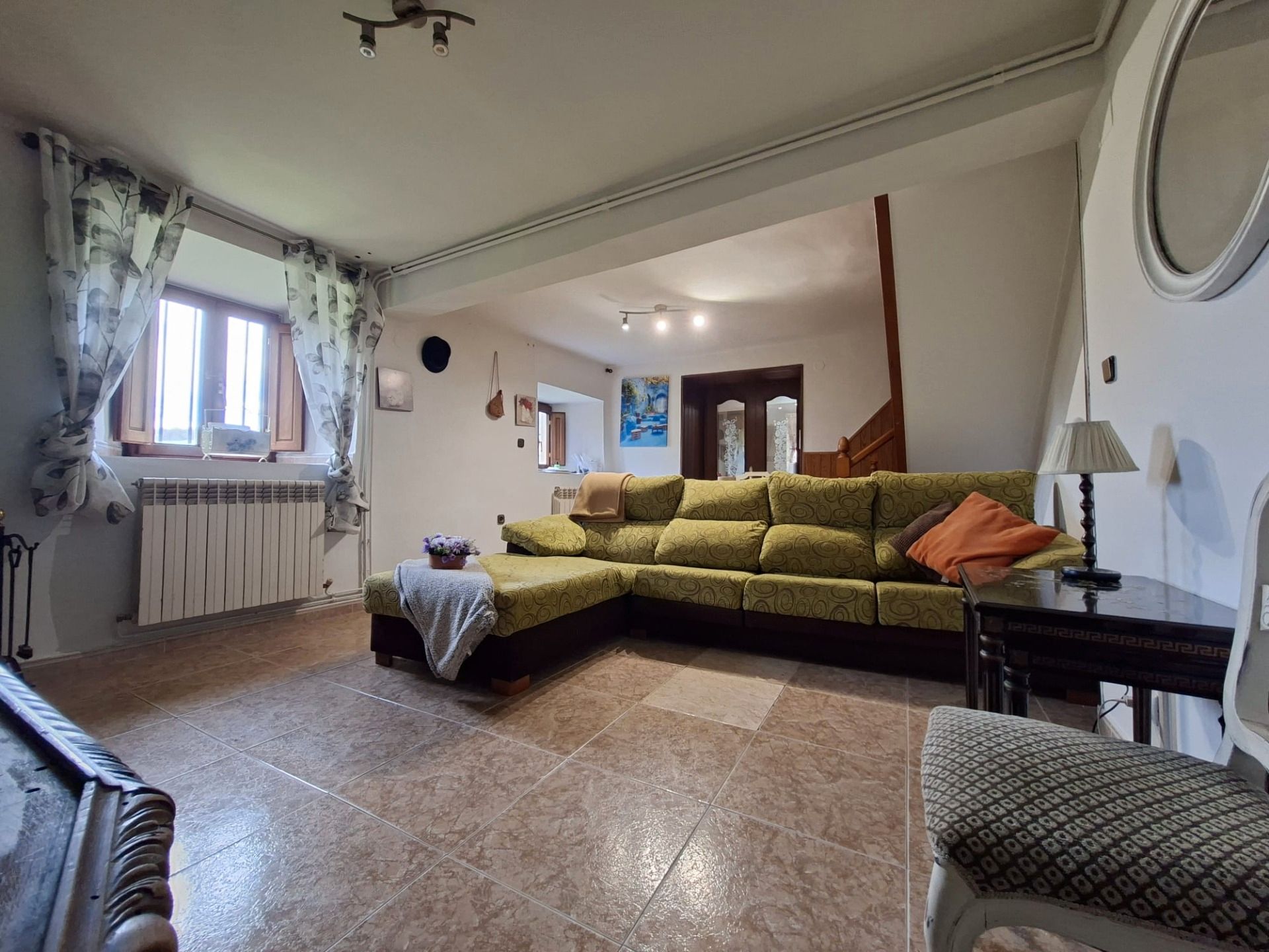 Wohnzimmer von Einfamilien-Reihenhaus zum Verkauf in Los Corrales de Buelna  mit Privatgarten und Abstellraum