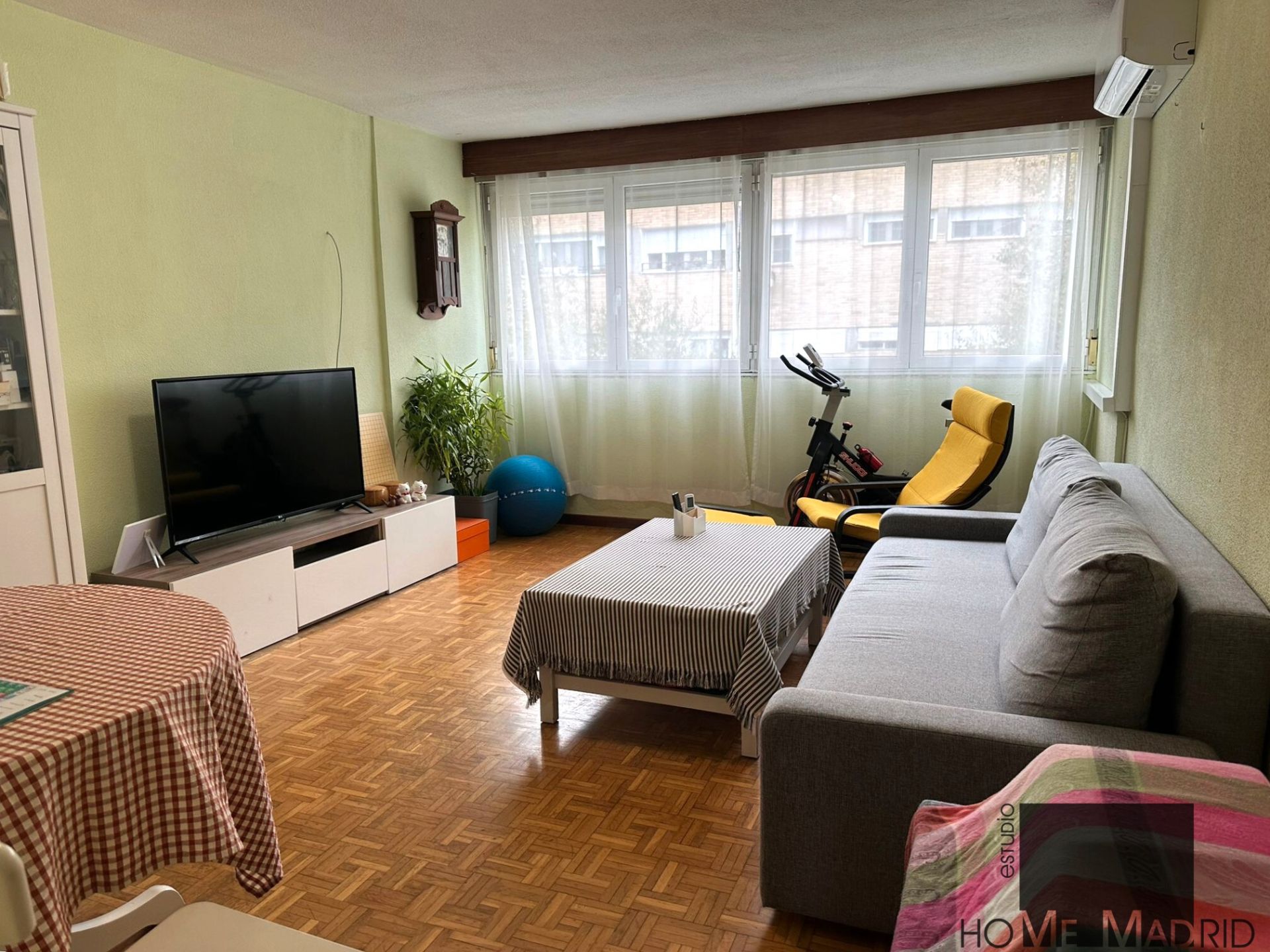 Living room of Flat for sale in  Madrid Capital  with Air Conditioner, Heating and Parquet flooring