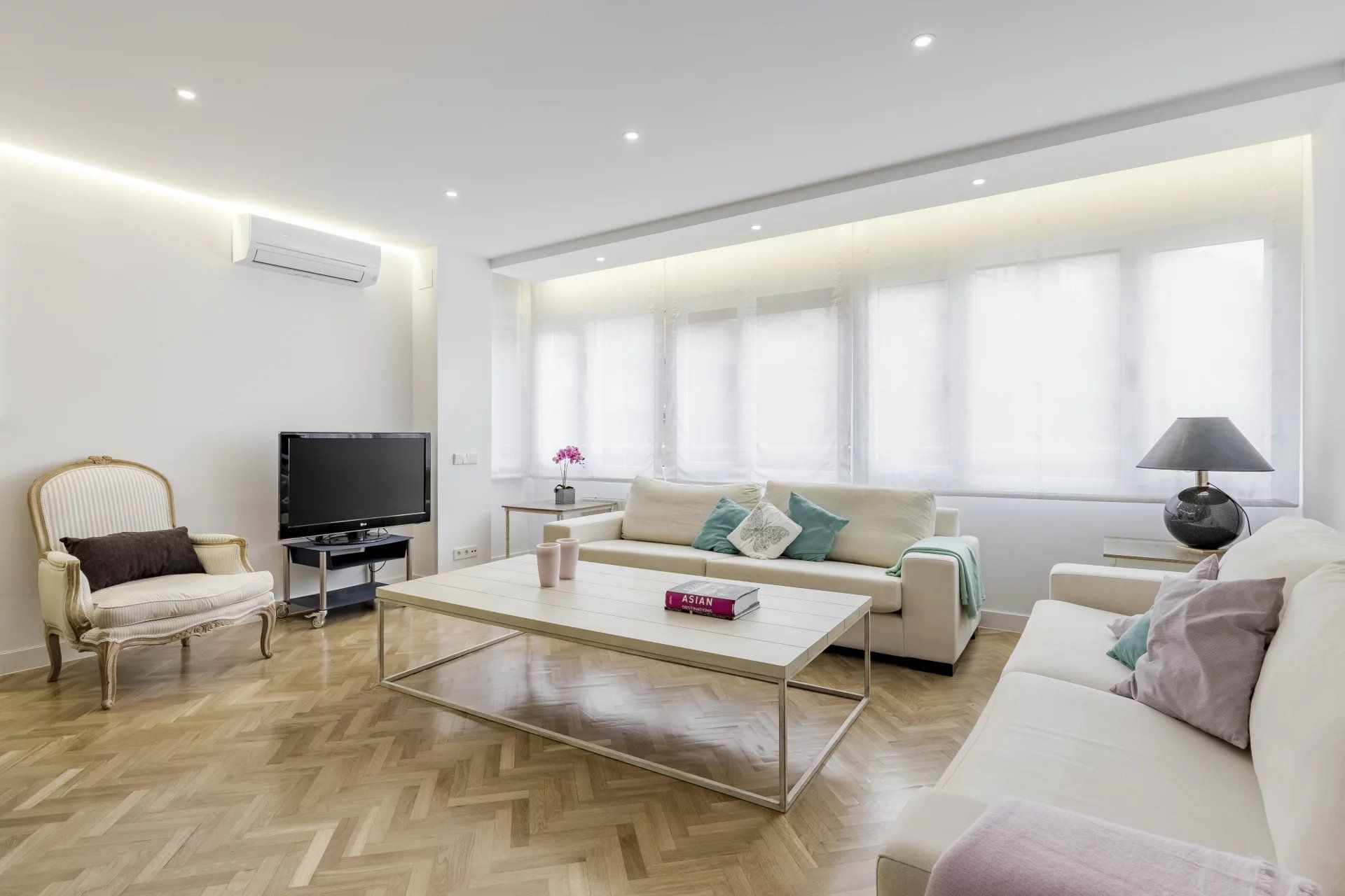 Living room of Flat to rent in  Madrid Capital  with Air Conditioner, Heating and Furnished