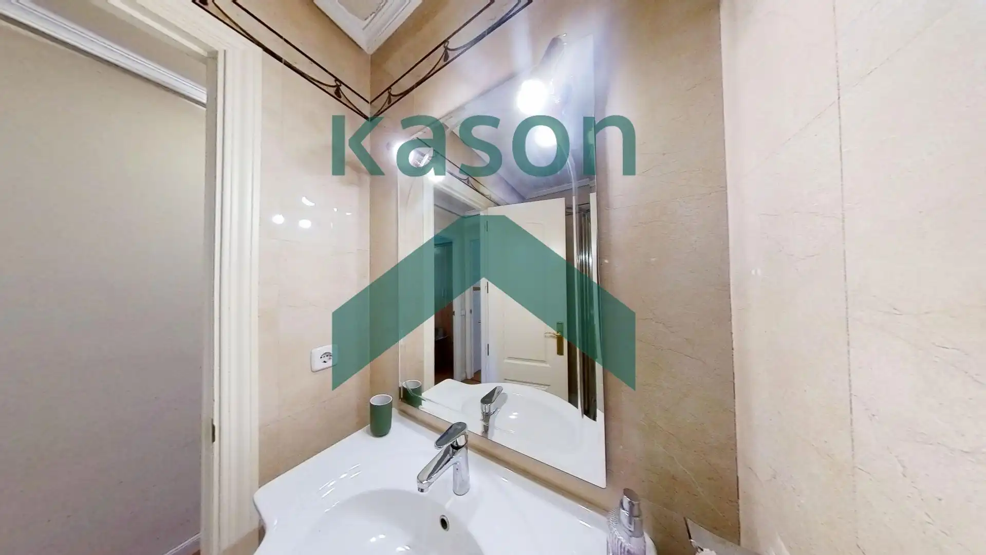 Bathroom of Flat for sale in Madrid  with Heating and Storage room