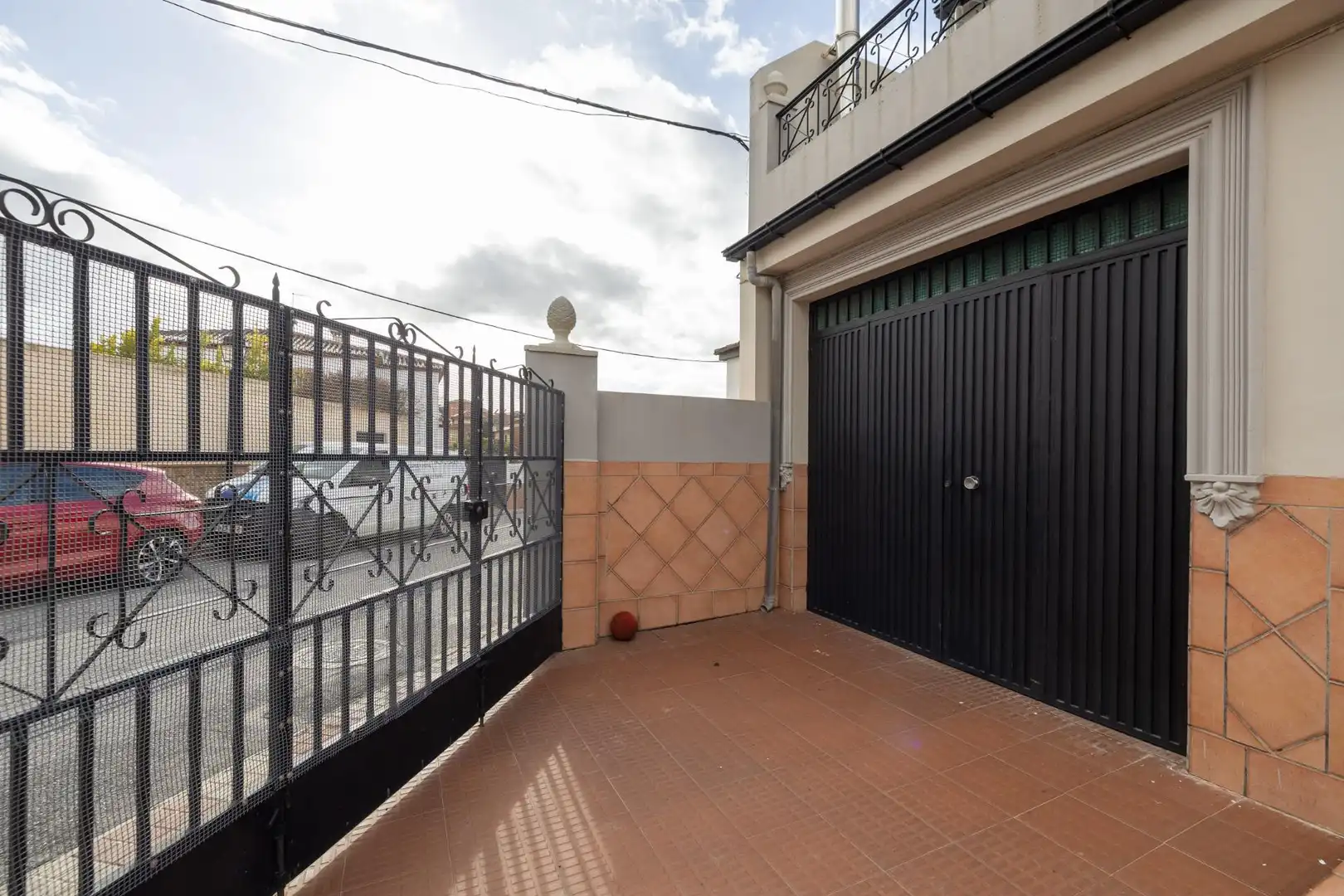 Vista exterior de Casa adosada en venda en La Zubia amb Aire condicionat, Terrassa i Traster