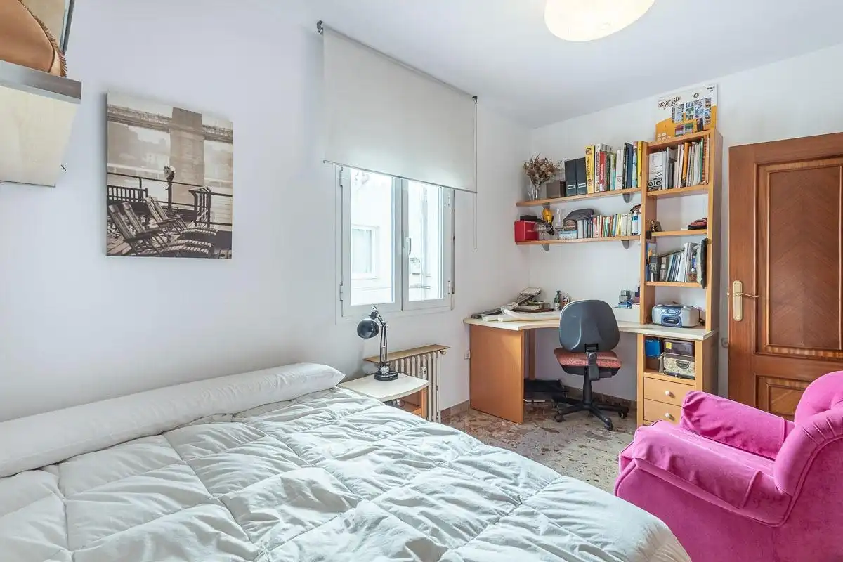 Bedroom of Flat for sale in Granada  with Air Conditioner, Heating and Balcony
