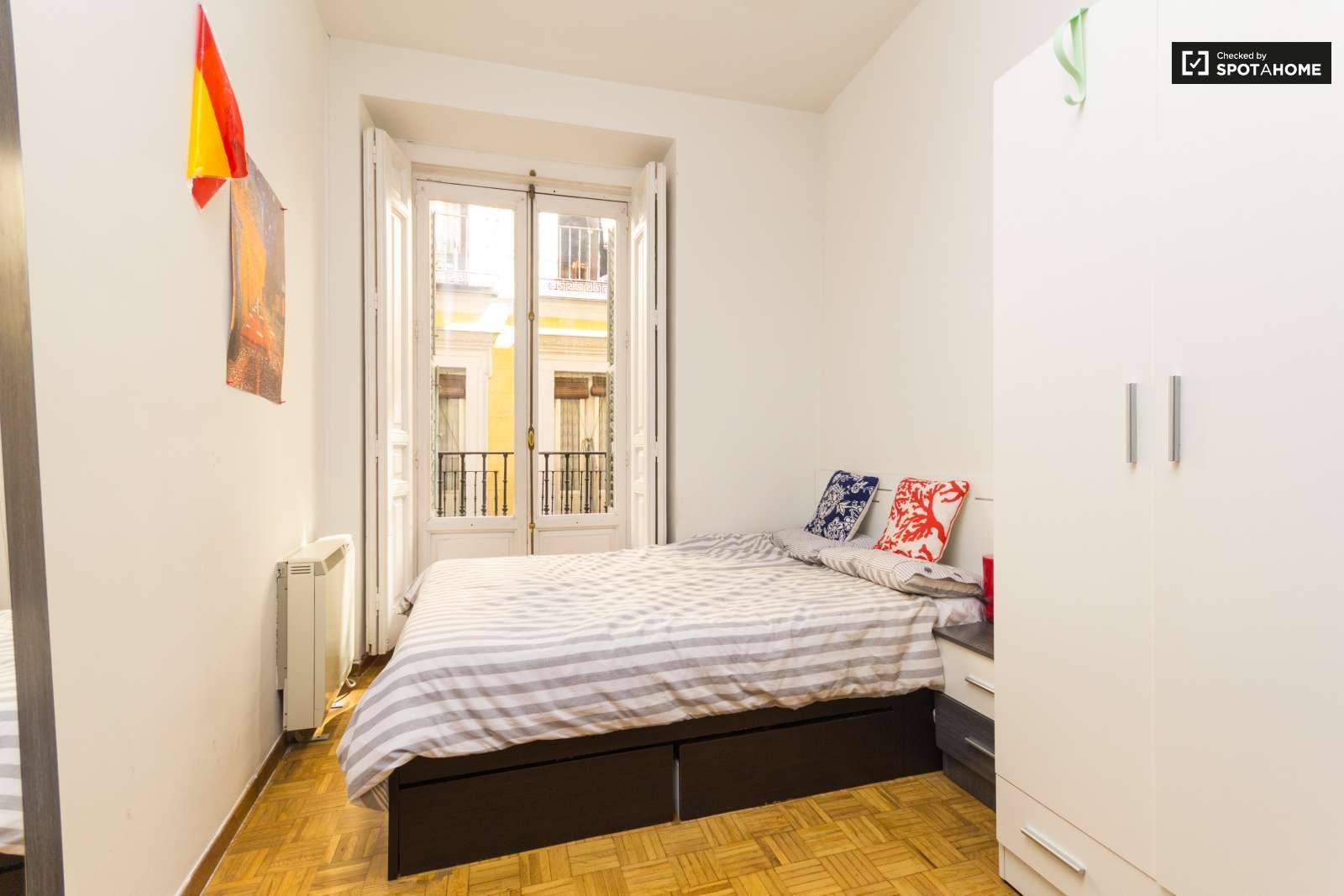 Flat to share in Sol