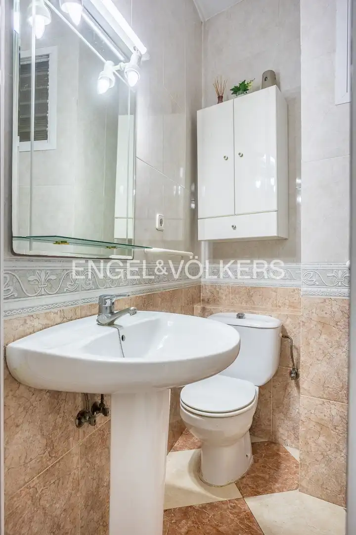 Bathroom of Flat for sale in Sevilla  with Heating, Terrace and Storage room