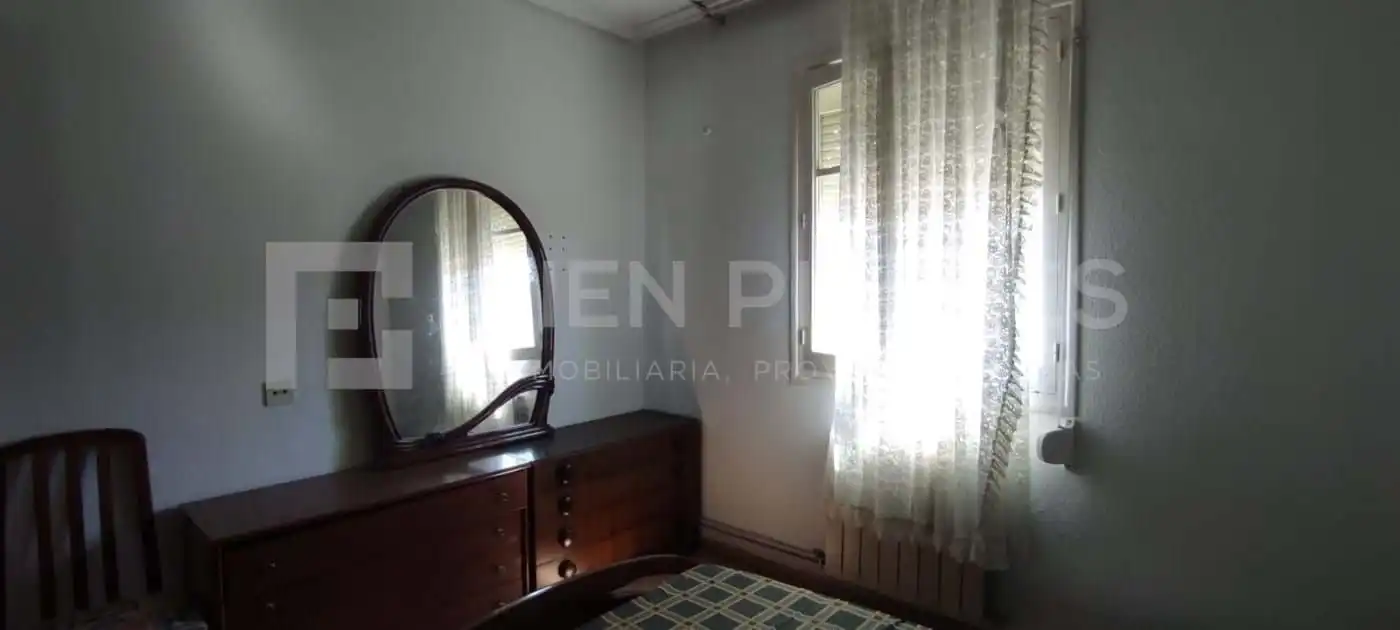 Bedroom of Flat for sale in  Logroño